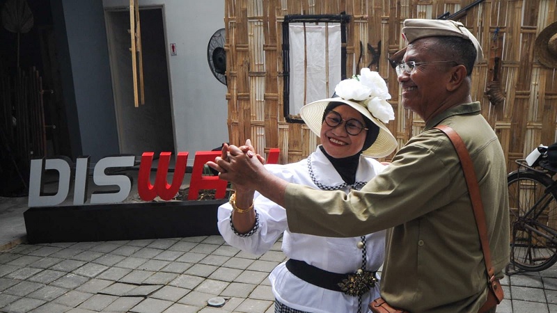 Dahlan Iskan bersama istri di ulang tahun Harian Disway. -