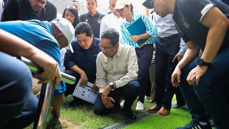 Pegecekan rumput JIS yang disaksikan Ketum PSSI Erick Thohir dan Pj Gubernur DKI JakartaHeru Budi Hartono.(Foto: Repro)