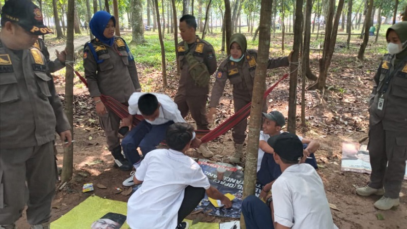 Satpol PP Kabupaten Tangerang melakukan razia siswa yang bolos sekolah. (Foto: Dok Pemkab)