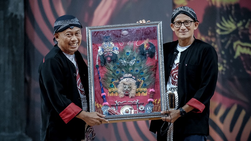 Miniatur Reog Ponorogo untuk Menparekraft Sandiaga Uno diberikan Bupati Sugiri Sancoko dalam acara Grebeg Suro, 27 Juli 2022.-Kemenparekraft-