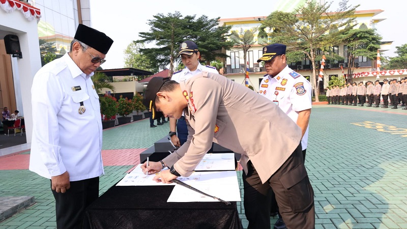 Walikota Tangsel Benyamin Davnie menyerahkan tiga untit ETLE Mobile ke Polres Tangsel. (Foto: Dok Pemkot)