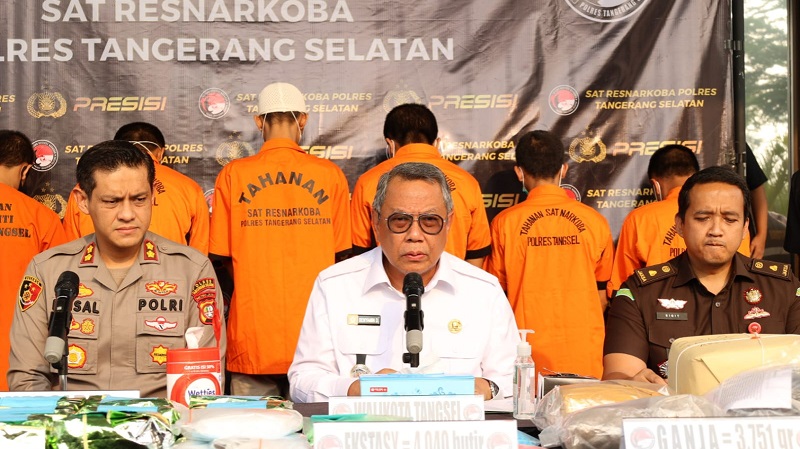 Walikota Tangsel Benyamin Davnie saat press conference di Polres Tangsel. (Foto: Dok)