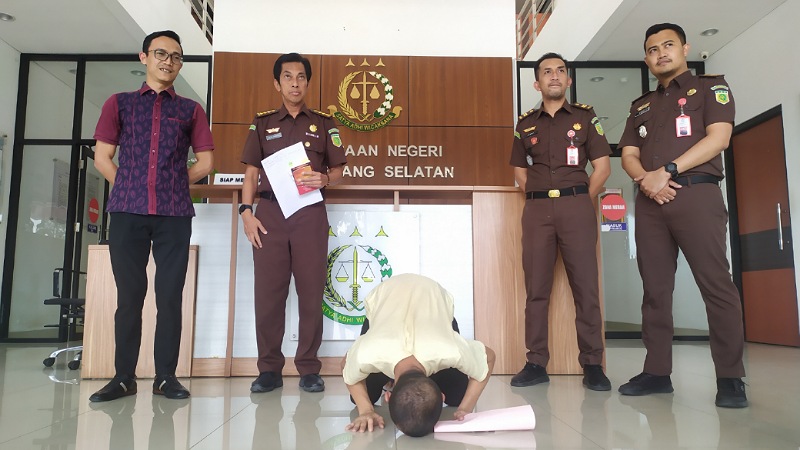 Sujud syukur Junaidi sopir angkot yang mendapat keadilan restoratif di Kejari Tangsel. Foto: Lani