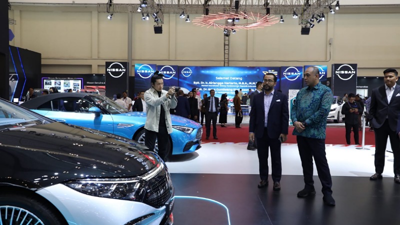 Bupati Tangerang Ahmed Zaki Iskandar saat melihat-lihat pameran otomotif GIIAS di ICE BSD. (Foto: Repro)