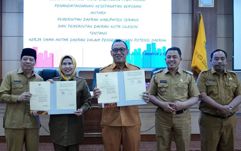 Bupat Serang Ratu Tatu Chasanah dengan Walikota Cilegon Helldy Agustian memperlihatkan penandatanganan kerjasama. (Foto: Ist)