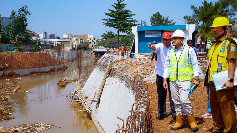 Wakil Walikota Tangsel Pilar Saga Ichsan meninjau pembangunan turap Kali Ciater Hilir, segmen Laverde-Serpong. (Foto: Dok Pemkot)