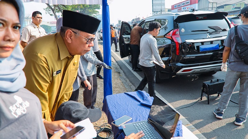 Walikota Tangsel Benyamin Davnie saat memantau pelaksanaan uji emisi di Jl Pahlawan Seribu, BSD Serpong, Selasa (29/8). (Foto: Dok Pemkot)