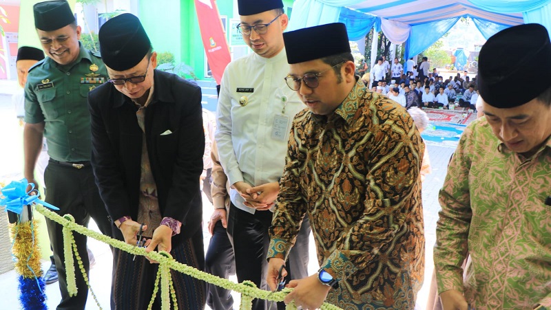 Gunting pita peresmian Gedung MUI Kecamatan Benda, Kota Tangerang. (Foto: Dok Pemkot)