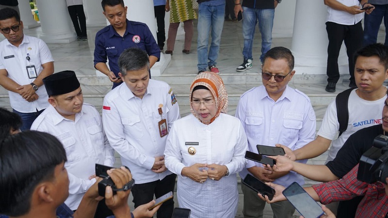 Bupati Serang Ratu Tatu Chasanah menyampaikan keterangan usai pertemuan dengan KPID Banten. (Foto: Amr)