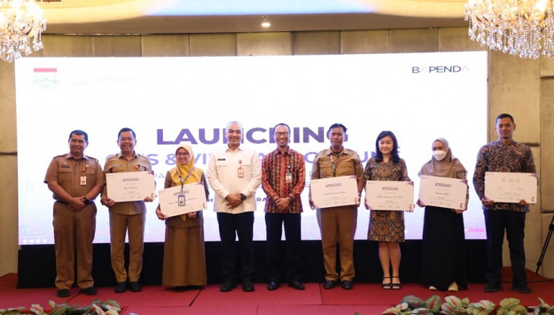 Bupati Tangerang Ahmed Zaki Iskandar saat melaunching program layanan QRIS dan Virtual Account untuk pembayaran pajak dan retribusi. (Foto: Dok Pemkab)