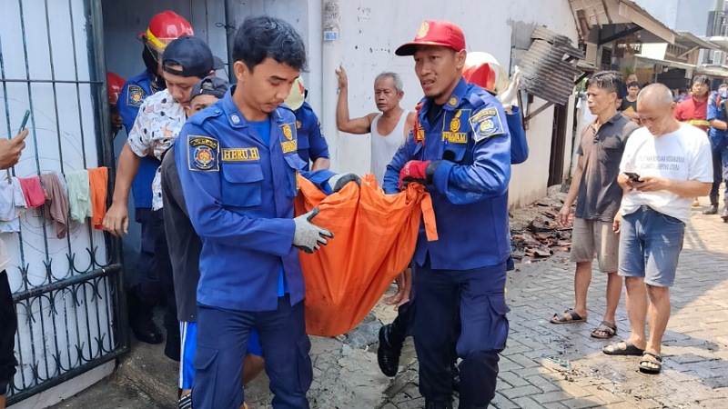 Petugas Damkar Tangsel membawa jasad korban kebakaran di Kamurang Atas, Serpong Utara, Tangsel, pada Sabtu (16/9). Foto: IST