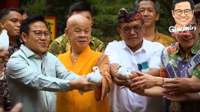 Ketua Umum PKB, Muhaimin Iskandar, bersama tokoh lintas agama melepas merpati, simbol kebebasan. (Foto: Repro)