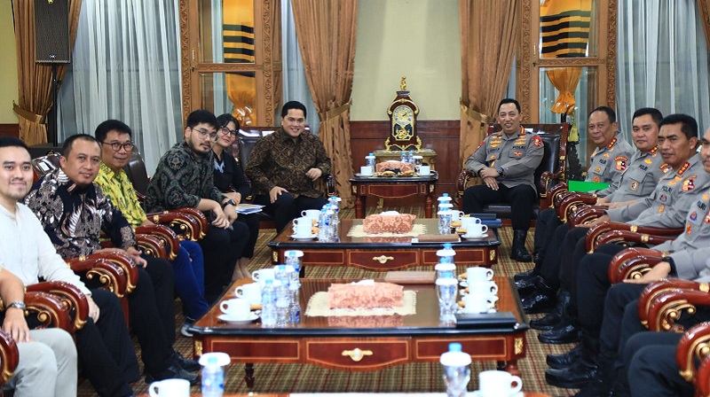 Kapolri Jenderal Listyo Sigit Prabowo saat menerima audiensi Ketua Umum PSSI Erick Thohir di Mabes Polri, Jakarta Selatan, Selasa (19/9). (Foto: Dok Humas Polri)