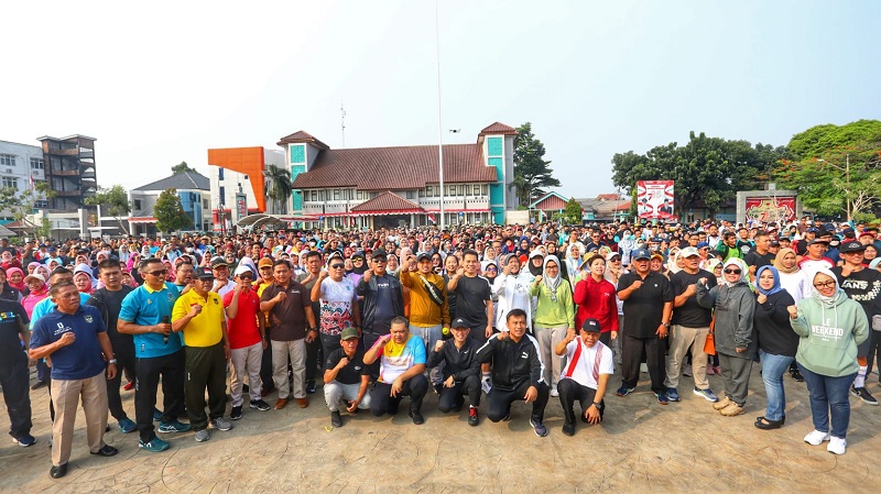 Wakil Walikota Tangerang Selatan Pilar Saga Ichsan berfoto bersama saat mengikuti olahraga bersama di Alun-alun Pamulang, Jumat (1/9). (Foto: Dok Pemkot)