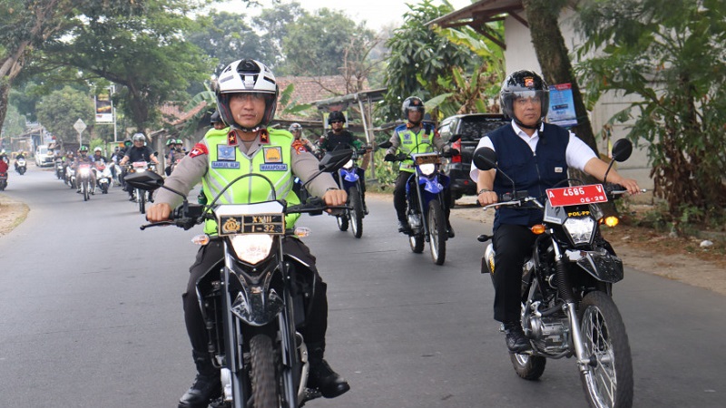 Pj Bupati Tangerang Andi Ony P mendampingi Wakapolda Banten, Brigjen Pol. H.M Sabilul Alif melakukan monitoring pelaksanaan Pilkadaes. (Foto: Dok Pemkab)