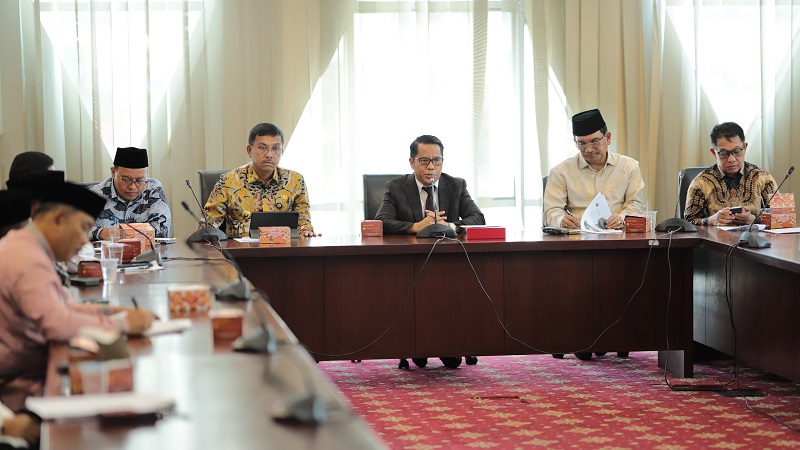 Dirjen Bimas Islam Kamaruddin Amin saat menerima kunjungan pengurus Lembaga Pengembangan Tilawatil Qur’an (LPTQ) Sumbar. (Foto: Dok Kemenag)