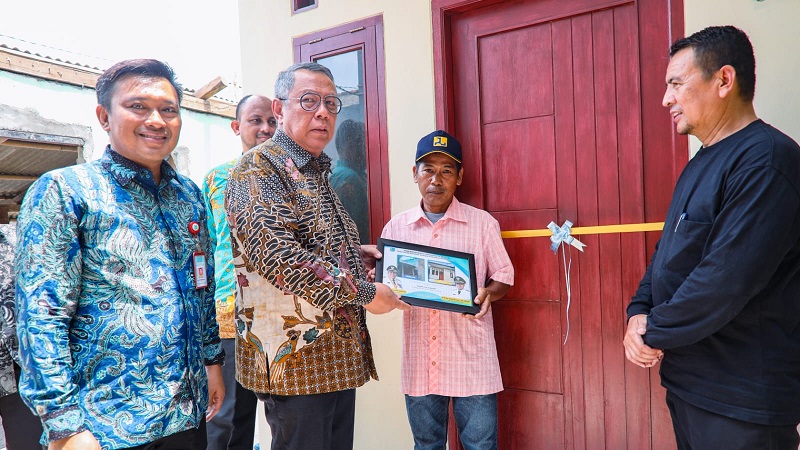 Walikota Tangsel Benyamin Davnie meresmikan bedah rumah di Ciputat, Tangsel. (Foto: Pemkot)