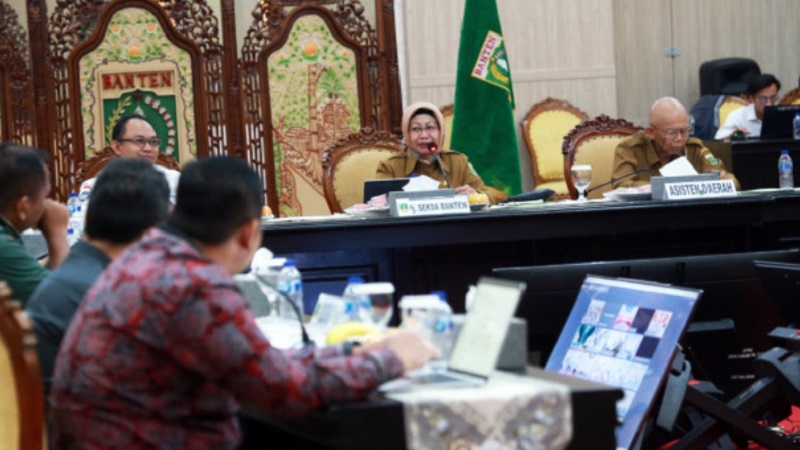 Pj Sekda Banten Virgojanti saat mengikuti Rakor Pengendalian Inflasi Daerah. (Foto: Dok Pemprov)