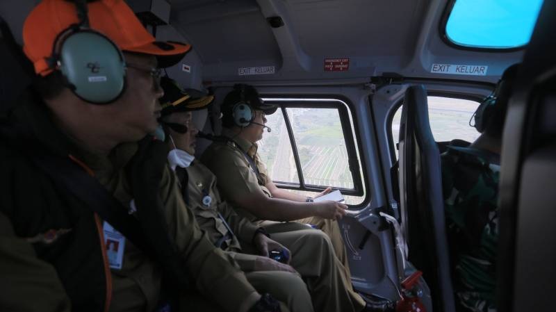 Walikota Tangerang Arief Wismansyah melakukan pemantauan udara petakan potensi titik api baru di TPA Rawa Kucing. (Foto: Dok Pemkot)