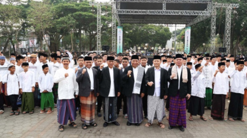 Pj Gubernur Banten Al Muktabar  saat menghadiri Apel Hari Santri bersama para ulama dan santri di Alun-alun Barat, Kota Serang, (22/10). (Foto: Dok Pemkot)