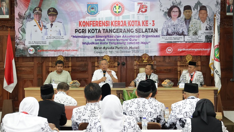 Walikota Tangsel Benyamin Davnie saat membuka Konferensi Kerja Kota ke-3 Persatuan Guru Republik Indonesia (PGRI) Kota Tangsel di Cipayung, Bogor(. (Foto: Dok Pemkot)