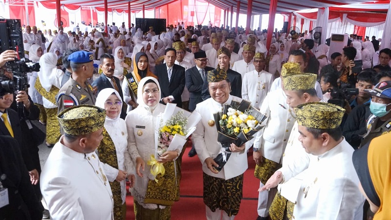 Bupati Serang Ratu Tatu Chasanah dengan Pj Gubernur Banten saat  Sidang Paripurna Peringatan HUT Kabupaten Serang ke-497 tahun. (Foto: Ist)