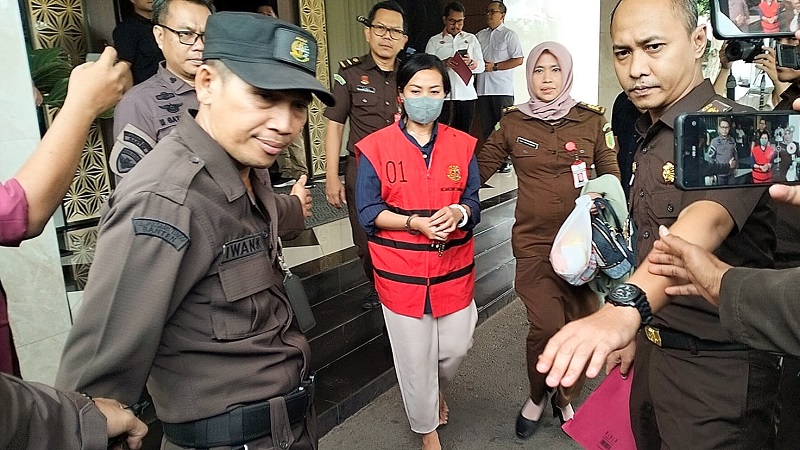 Pasutri FRW (38) dan HS (40) ditangkap Tim Pidsus Kejati Banten karena palsukan identitas untuk bobol dana bank senilai 5,1 Miliar (Foto: Dok Kejati Banten)