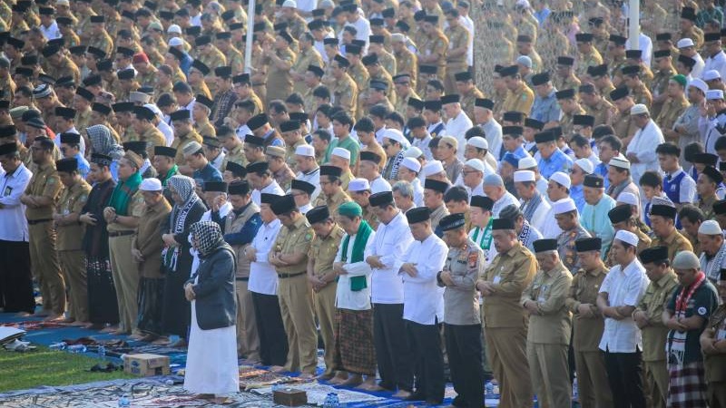 Walikota Tangerang Arief bersama ribuan masyarakat menggelar salat Istisqa. (Foto: Dok Pemkot)