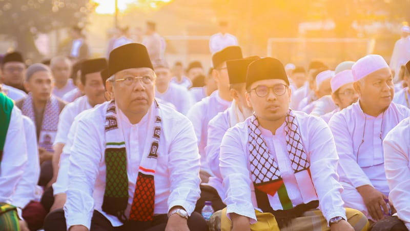 Walikota Tangsel Benyamin Davnie dan wakilnya Pilar Saga Ichsan melaksanakan Salat Istisqa. (Foto: Dok Penkot)