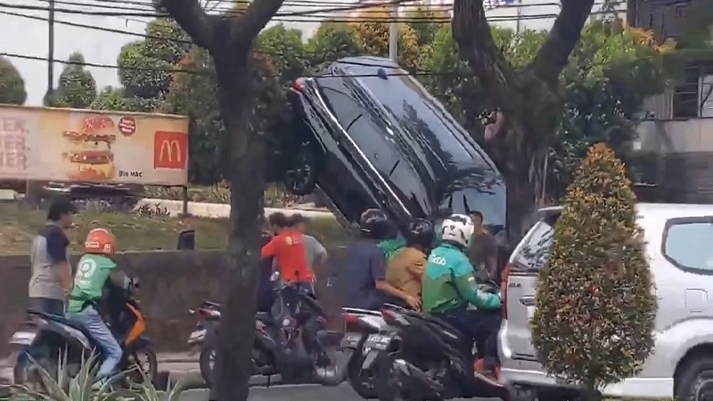 Mobil terperosok saat pesan makanan drive thru di restoran cepat saji di Ciater, Tangerang Selatan. (Foto: Instagram tangsel Life)