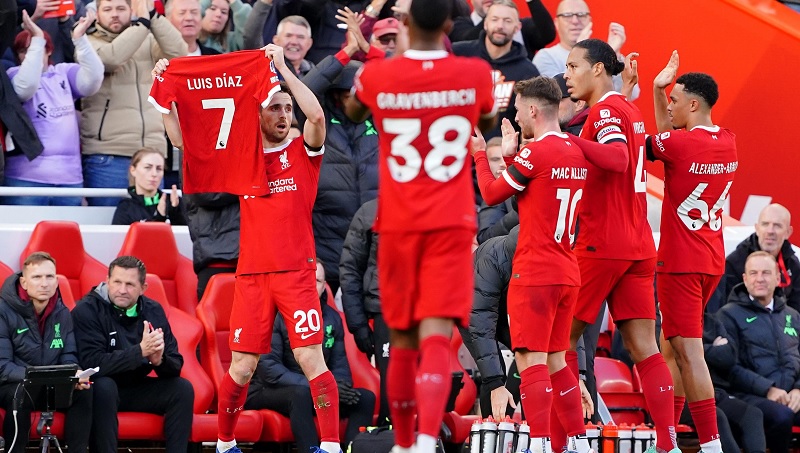 Pemain Liverpool Diego Jota membentangkan jersey bernomor 7 sebagai bentuk dukungan moril atas kasus penculikan orang tua Luis Diaz.--