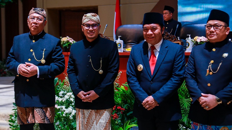 Pj Gubernur Banten Al Muktabar, Walikota Tangsel Benyamin Davnie dan Wakilnya Pilar Saga Ihsan di Rapat Paripurna HUT ke-15 Kota Tangerang Selatan. (Foto: Dok Pemkot)