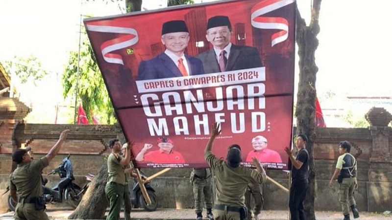 Pencopotan baliho Capres dan Cawapres Ganjar-Mahfud di Bali. (Foto: Repro)