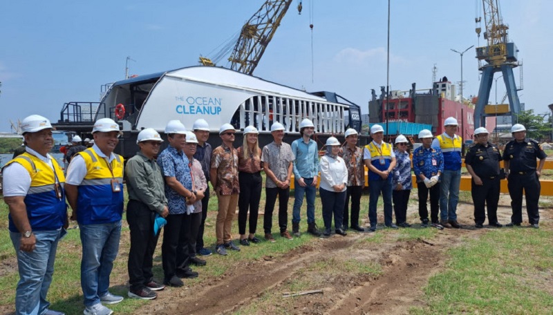 Band Coldplay berkerjasama dengan The Ocean Cleanup menghibahkan kapal penyedot sampah kepada Pemkab Tangerang. (Foto: Dok Pemkab)