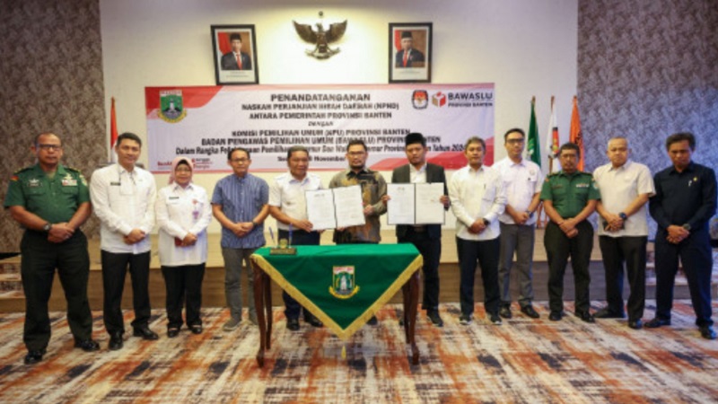 Pemprov Banten melalu Pj Gubernur Banten Al Muktabar menyerahkan dana hibah pemilu untu KPU dan Bawaslu Banten. (Foto: Dok Pemprov)