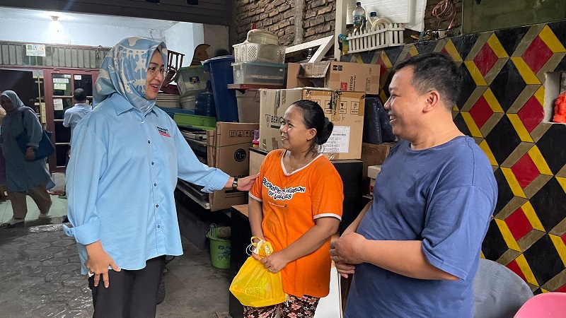 Ketua TKD Banten Prabowo-Gibran, Airin Rachmi Diany kampanye dari rumah ke rumah. (Foto: Ist)