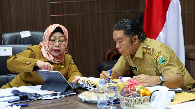 Pj Gubernur Banten Al Muktabar dan Pj Sekda Banten Virgojanti saat Rakor Pengendalian Inflasi. (Foto: Dok Pemprov)