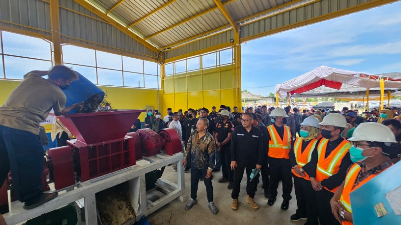 Bupati Serang Ratu Tatu Chasanah meresmikan pengunaan mesin sampah terpadu berbasis RFD. (Foto: AMR)