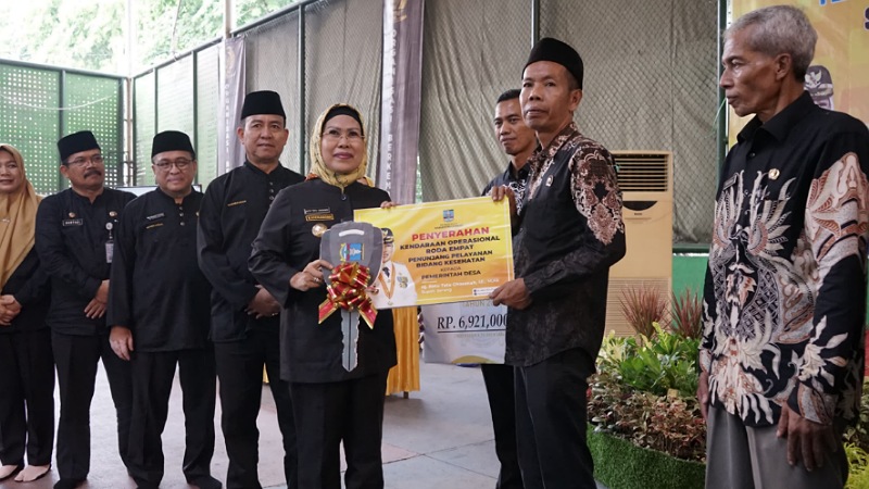 Bupati Serang Serang Ratu Tatu Chasanah secara simbolis memberikan reward ambulance kepada kader Posyandu. (Foto: AMR)