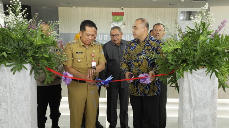 Pj Bupati Tangerang Andi Ony bersama mantan Bupati Tangerang Ahmed Zaki Iskandar meresmikan RSUD Tangerang, (Foto: Dok Pemkab)