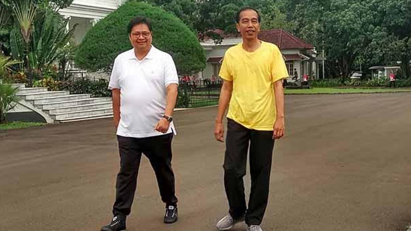 Ketum Golkar Airlangga Hartarto berjalan pagi dengan Presiden Jokowi dlam satu kesempatan. (Foto: Repro)