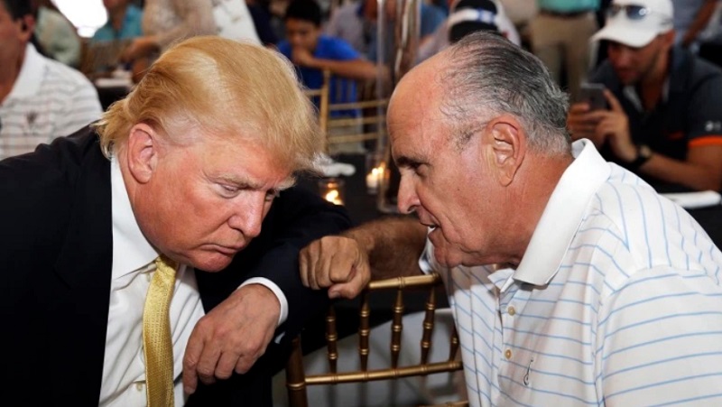 Donald Trump dalam sebuah momen bersama Rudy Giuilani.--