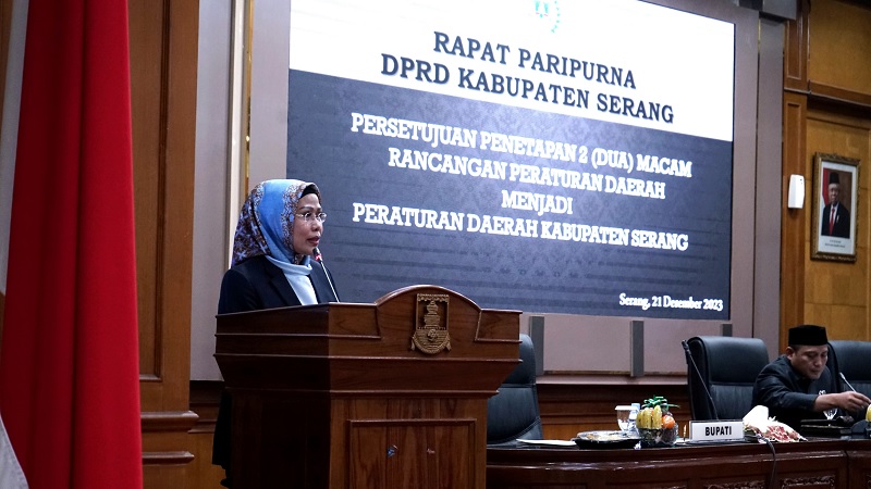 Bupat Serang Ratu Tatu Chasanh dalam paripurna pengesahan Perda SPBE. (Foto: AMR)