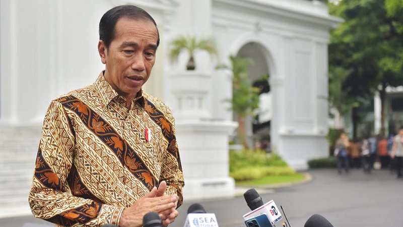 Presiden Jokowi memberikan keterangan pers di halaman Istana Merdeka, Jakarta, Senin (04/12/2023). (Foto: Humas Setkab)