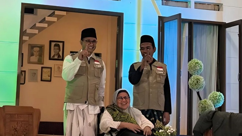 Capres no urut 1 Anies Baswedan dengan disaksikan ibunda, mendapat dukungan dari   ulama karismatik Ustaz Abdul Somad. (Foto: Repro)