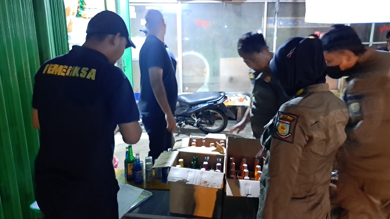 Satpol PP Tangsel sita ratusan botol miras yang akan disalurkan ke warung kelontong. (Foto: Dok Pemkot)