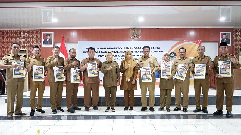 Para kepala SKPD hingga camat menandatangani Pakta Integritas dan Perjanjian Kinerja untuk meningkatkan efektivitas pelaksanaan program. (Foto: Dok Pemkab)