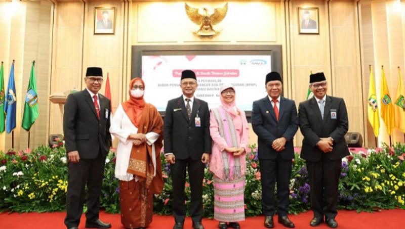 Pj Gubernur Banten Al Muktabar berfoto bersama usai pengukuhan  Kepala Perwakilan BPKP Provinsi Banten. (Foto: Dok Pemprov)