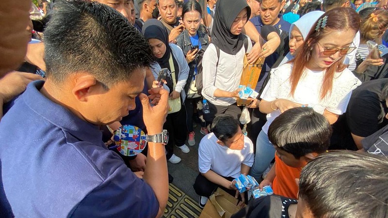 Cawapres nomor urut 2, Gibran Rakabuming Raka saat bagi-bagi susu di CFD di Jakarta, beberapa waktu lalu. (Foto: Repro)