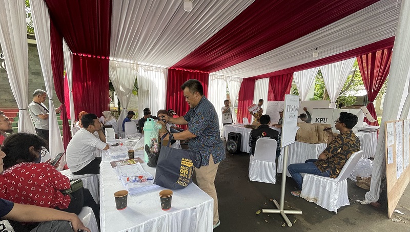 Petugas pemilu sedang melakukan penghitungan suara di TPS 064 Tangsel. (Foto: RMN)